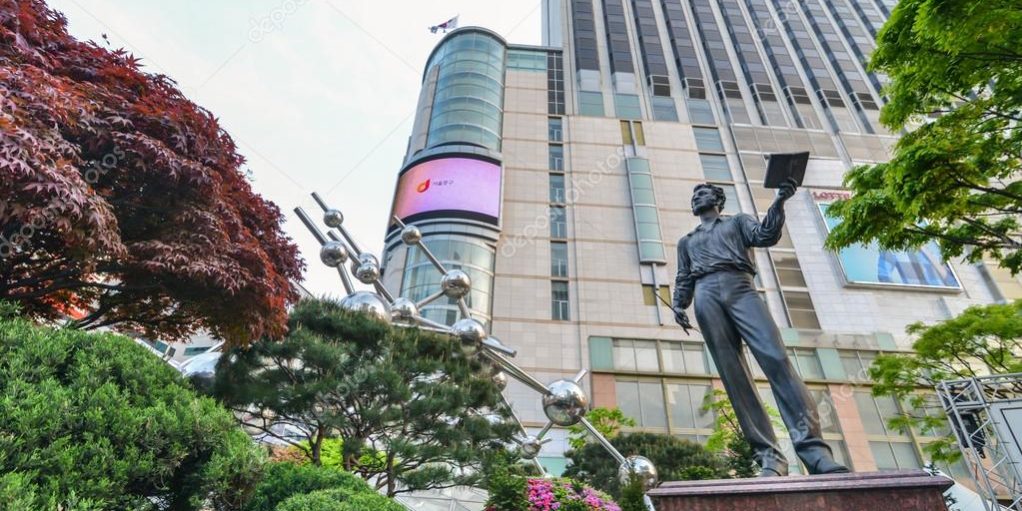 depositphotos_59042689-stock-photo-a-monument-to-pushkin-in