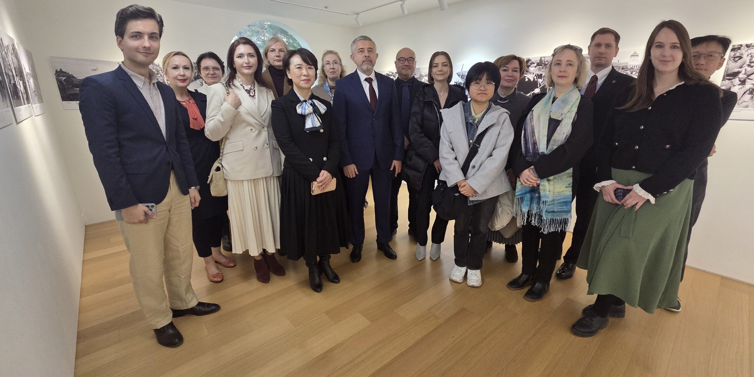 KakaoTalk_20251122_114014944_06 Теплая атмосфера на открытии выставки