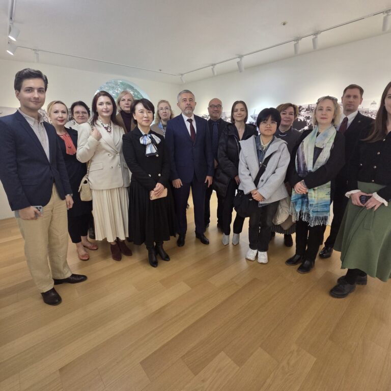 KakaoTalk_20251122_114014944_06 Теплая атмосфера на открытии выставки